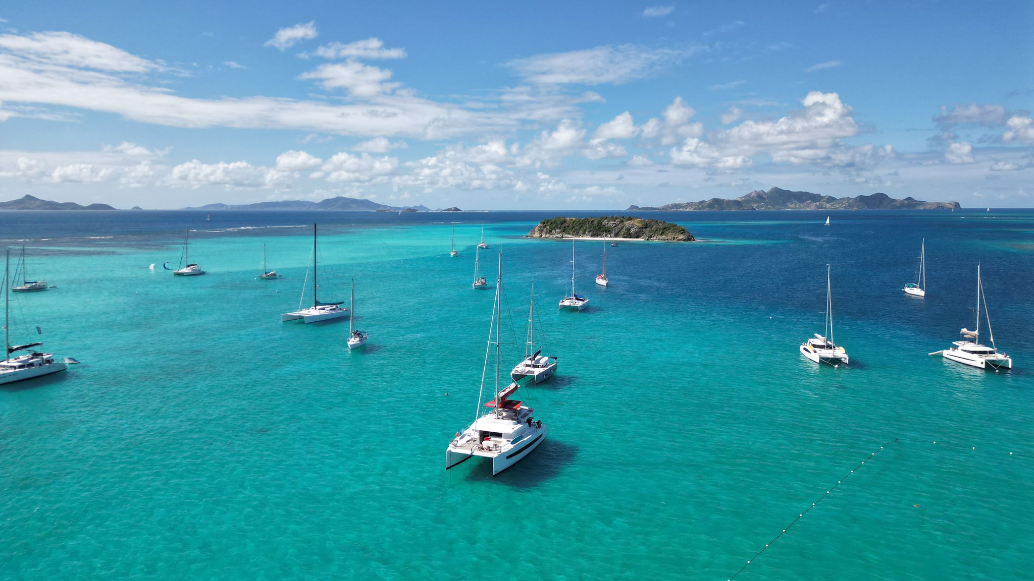Catamaran au mouillage dans une baie des Antilles