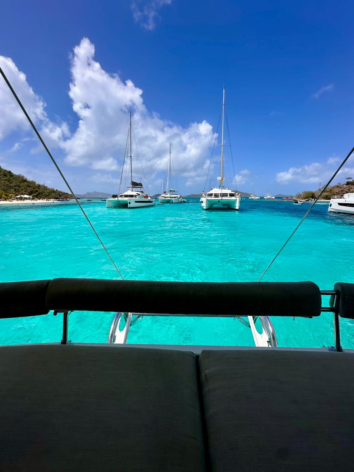 Navigation depuis le cockpit d’un catamaran dans les Antilles