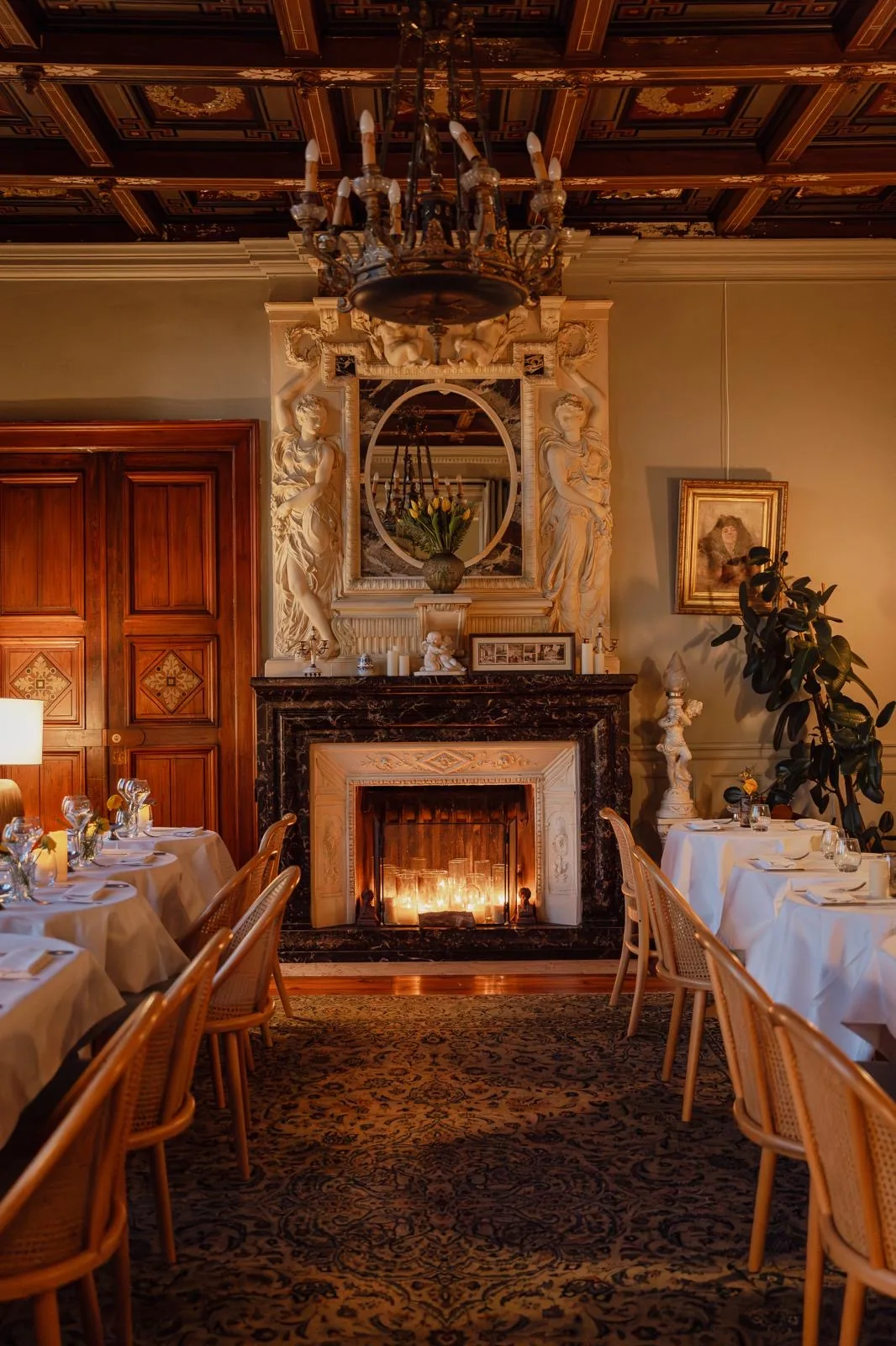 Une table dressée pour le dîner dans le salon du château