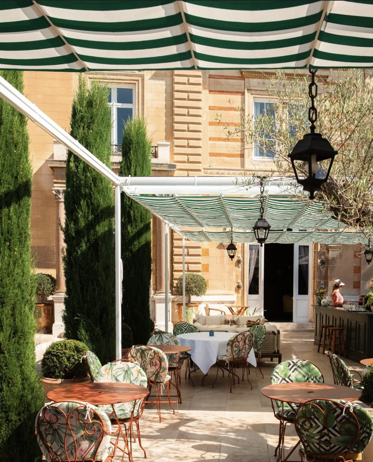 La terrasse dressée sous les stores, devant la façade du château